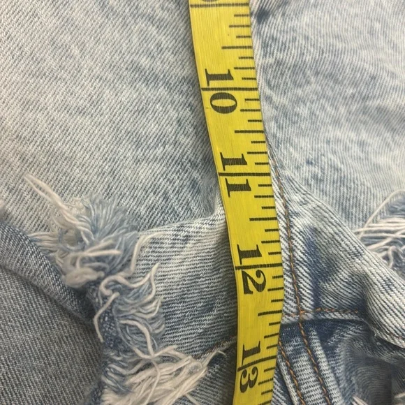 ABERCROMBIE & FITCH Distressed Light Wash Mom Short - Picture 7 of 9